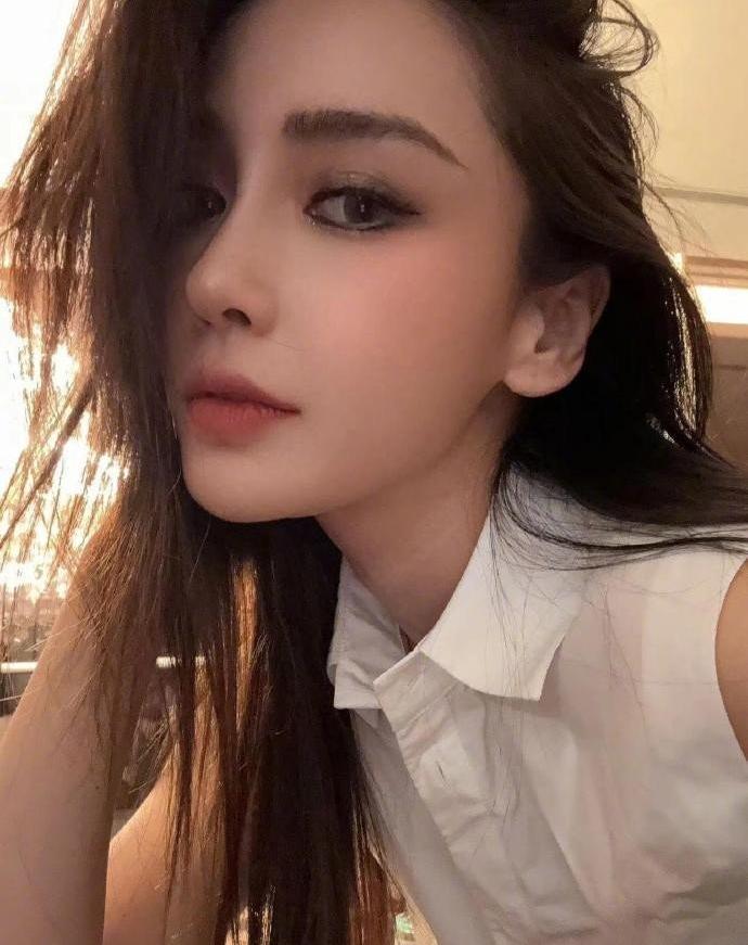 杨颖自拍照，看着状态不错，讲真好看还是很好看的，不知复出还有希望吗？ ​​​