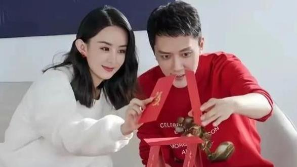 赵丽颖带儿子逛街看展，和朋友相聚热聊，6岁想想个子达妈妈腰部