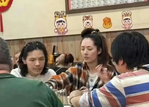 向太一大家子餐馆聚餐很亲民！向佐长发披肩很优雅，郭碧婷头发凌乱和向太相淡甚欢，再