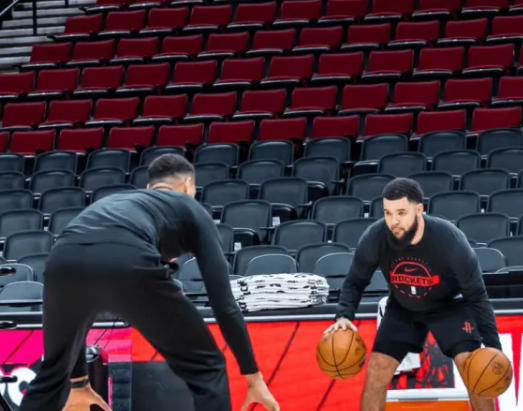 火箭官方更新动态，晒出了一张后卫弗雷德-范弗利特在场上运球训练的照片。
同时火箭