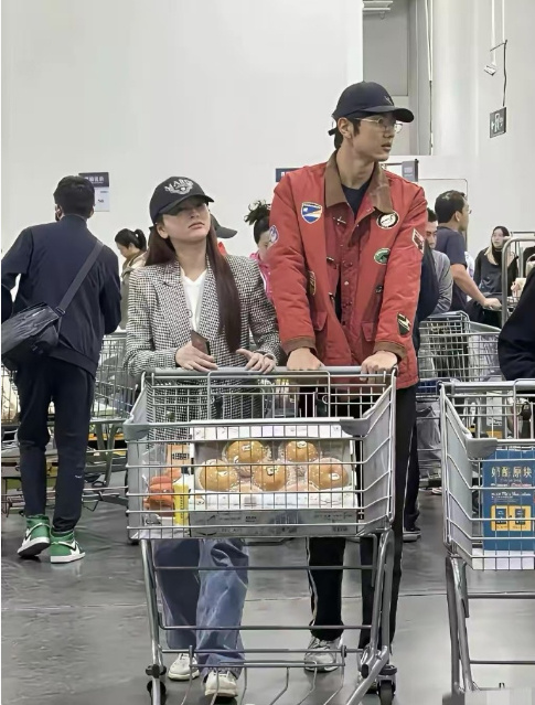 金莎的男朋友真的好高好帅呀！ ​​​