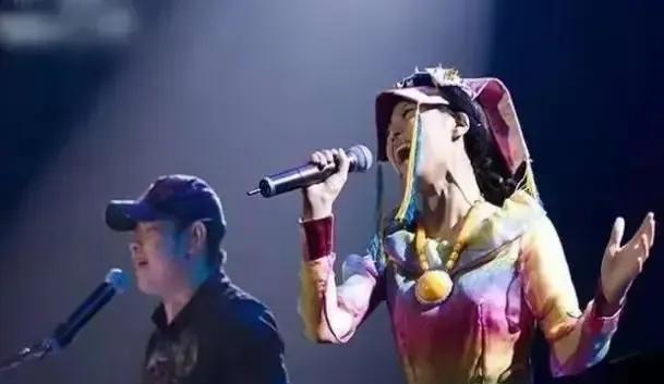 刀郎南昌演唱会燃情开唱，乐坛顶流震撼来袭！现场气氛热烈，歌迷们热情高涨，共同见证