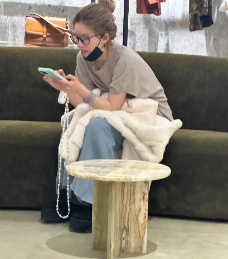 成都SKP偶遇赵露思，看状态感觉身体好了很多。