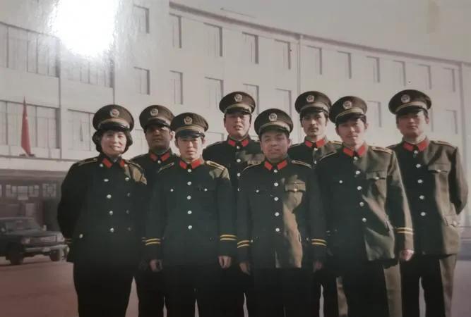 曾经在八、九十年代活跃一时的“企业公安”如今却消失不见了。
在计划经济时期，大型