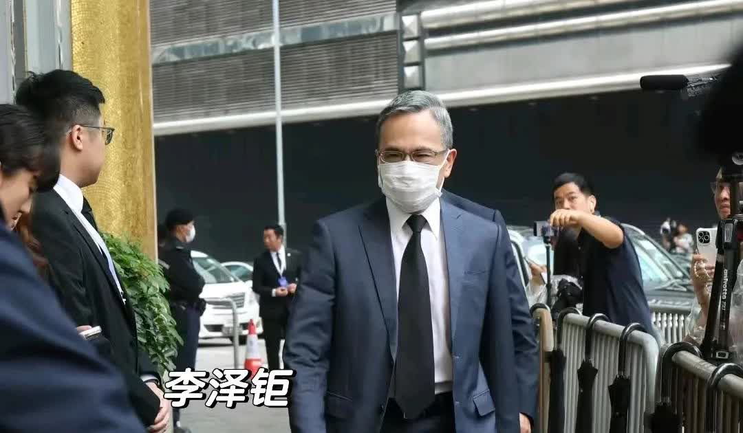 王俪桥真的好低调呀，老公李泽钜去祭拜李兆基了，但是她也没有作为伴侣一起去。很多人