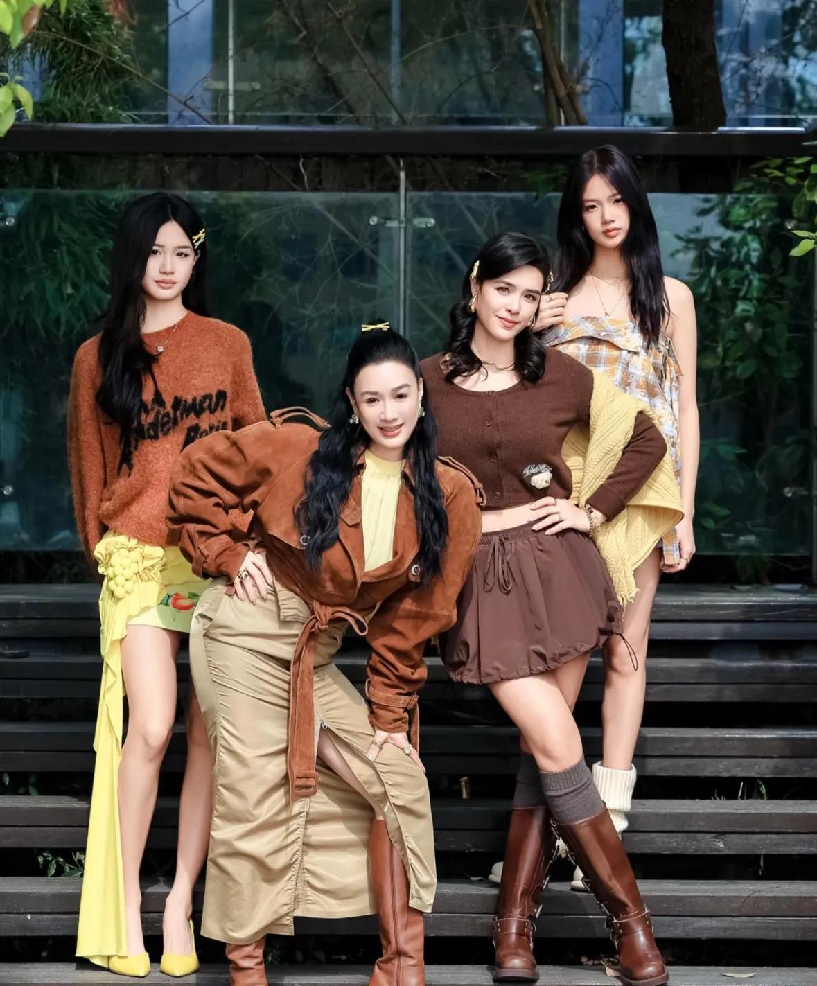 钟丽缇基因真的好呀，三个女儿都是美女大长腿！
钟丽缇和三个女儿同框，真的好养眼！
