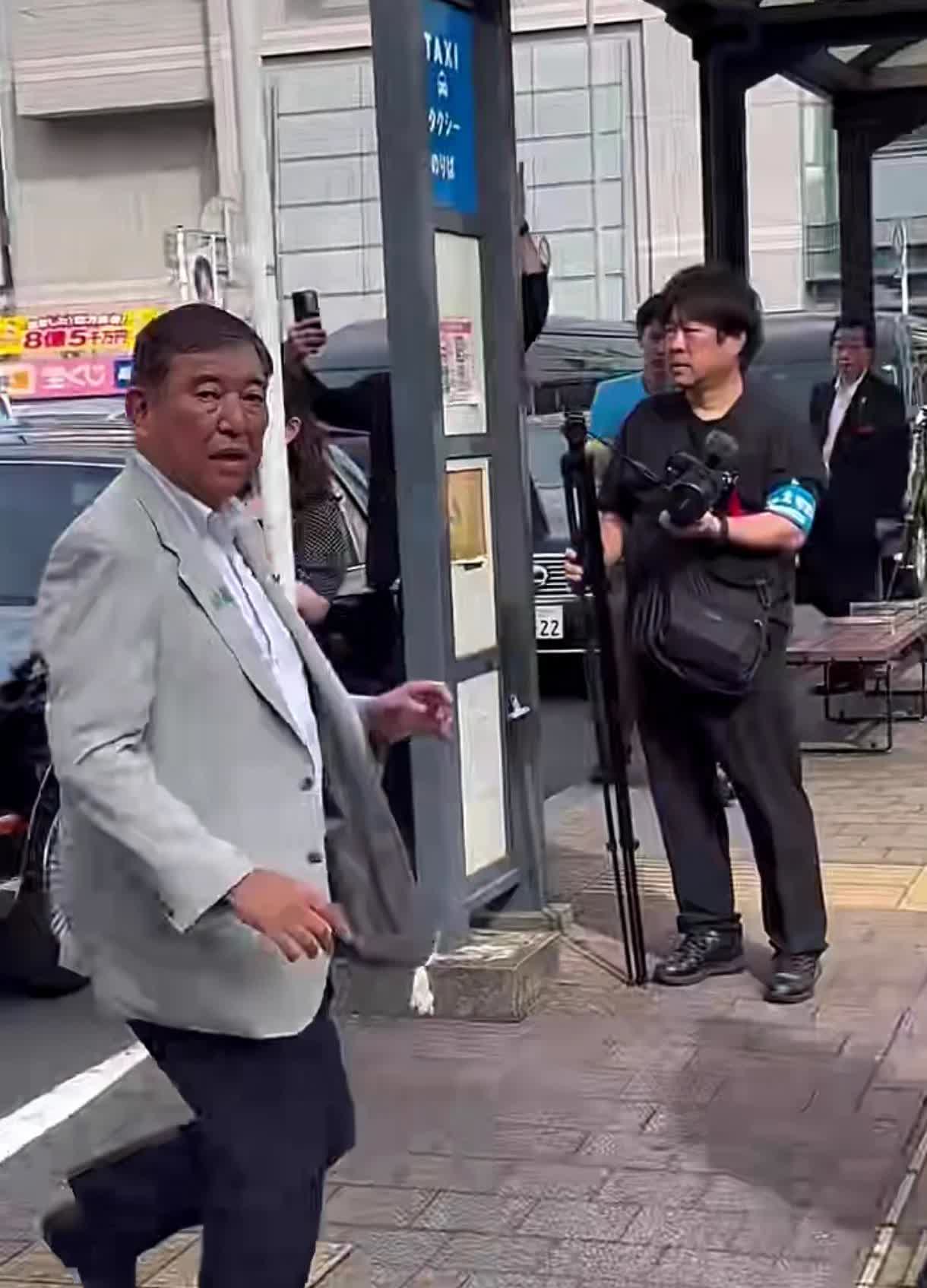 日本首相石破茂在保镖的严密护卫下出访，还一溜小跑过马路。一点派头都没有，如果不是