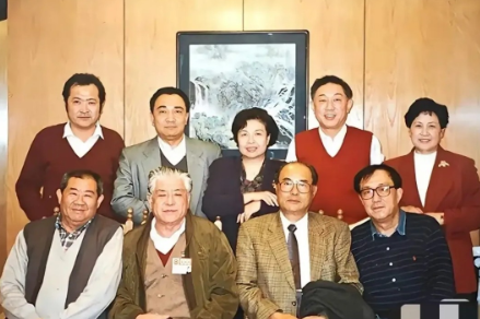 后排就认得出老艺术家陶玉玲、鲍国安，前排左二的是李默然，曾在《甲午风云》里塑造经