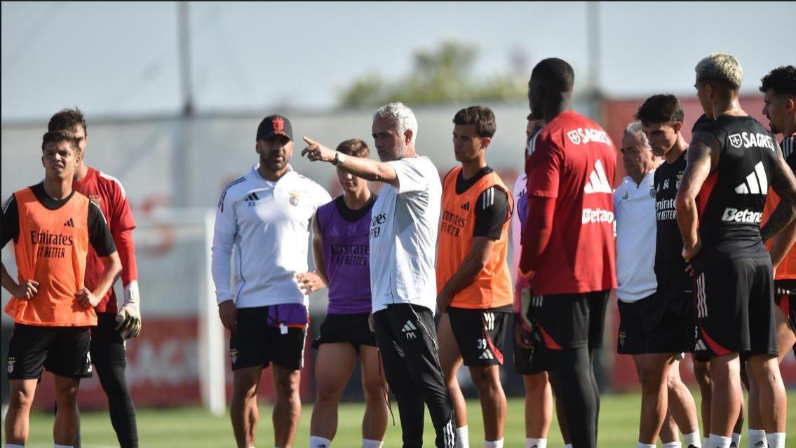 利用穆里尼奥给尤文施压，塞尔维亚队长科斯蒂奇，很适合斯帕莱蒂的3421阵型