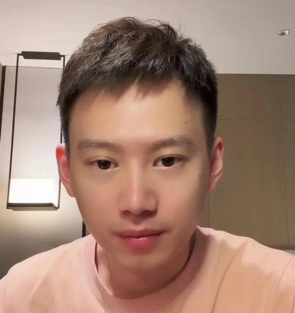 对于王楚钦，孙颖莎，樊振东，周雨直播间说了实话。
他说他们那时候打乒超联赛，
门