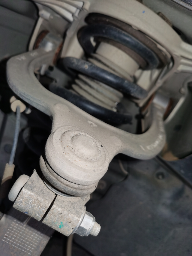 毛豆Y的前悬架上支臂啥时候换铝合金了
前轮扎钉子了，结果卸下前轮一看，不知道啥时