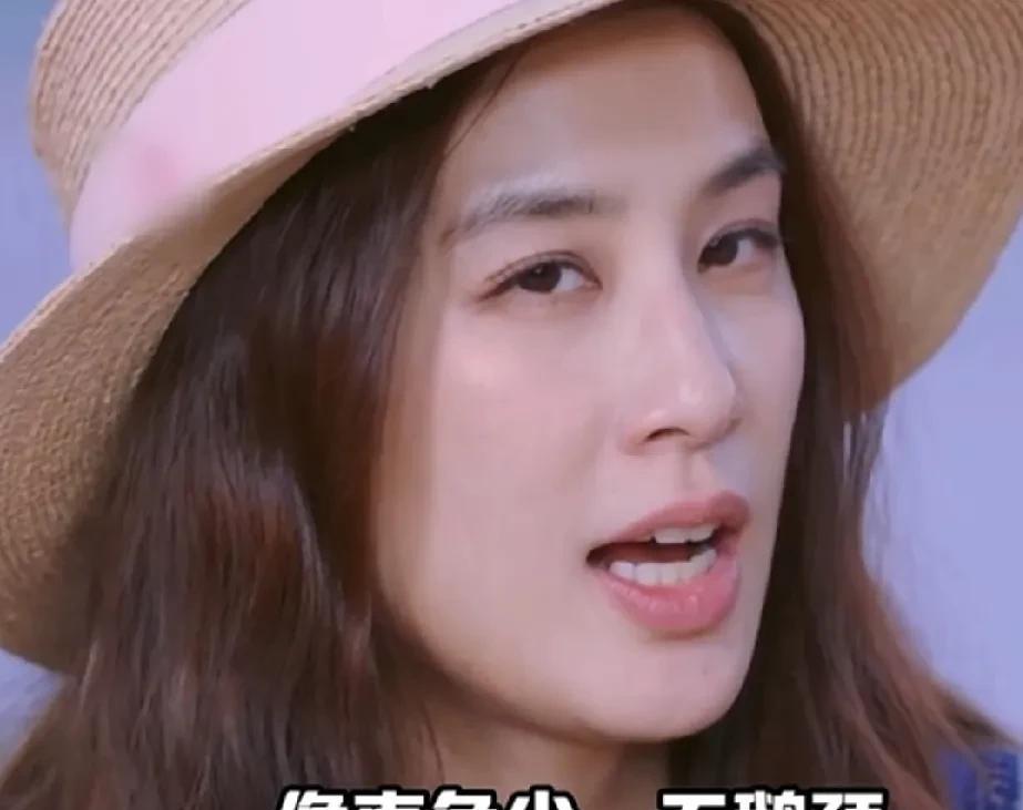 #黄圣依# 不要因为流行，就焦虑，也不用刻意去追求，跟时尚一样，都是一个轮回。
