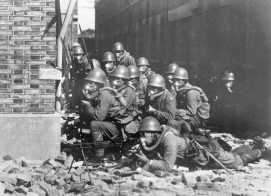 1945年9月，抗战胜利后，一名桂军小战士正在归家的途中。镜头下的他衣衫褴褛，披
