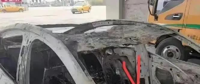 复盘小米事故车，细思极恐！瞅瞅这烧得只剩骨架的车，驾驶座座椅角度大幅后仰，人坐上