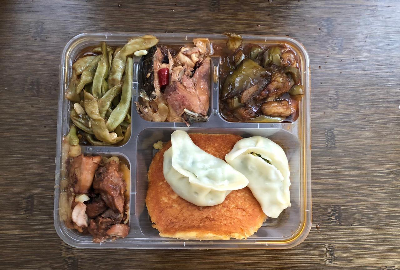 有人把我的盒饭拿走了！
我去楼下买饭，天太热了，不想做饭。尤其饭后我不想刷碗。