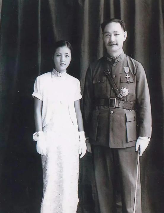 [太阳]1936年，在父亲的强制下，17岁的郭翼青嫁给了54岁的程潜，没想到郭翼