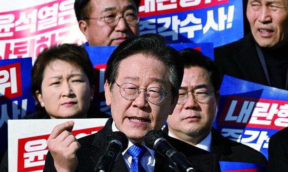 尹锡悦咋了？身体不行要完犊子？











韩国政坛大地震！尹锡悦咋突