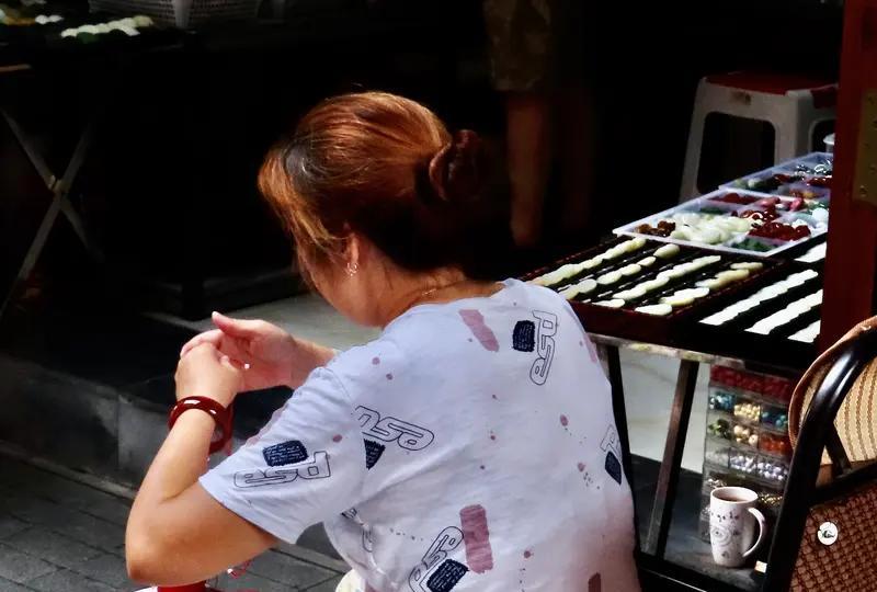 大哥路过一家装修店，瞧见老板娘正坐在椅子上酣睡。他便走上前去，亲了老板娘一口，正