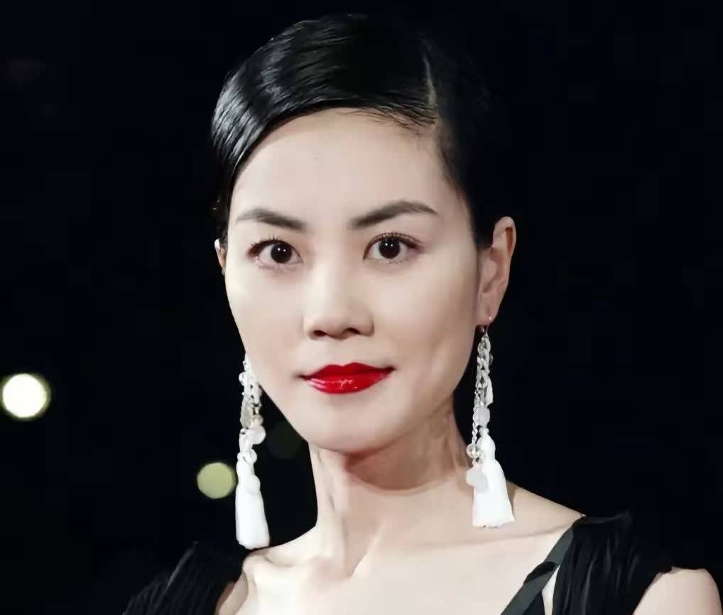 李亚鹏的后槽牙估计都要磨平了！

他咋想都想不明白，

同样是王菲的前任