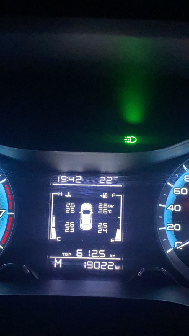 你们油耗多少
3代帝豪 加满一箱 现在612.5公里 还没亮灯
630左右可能会