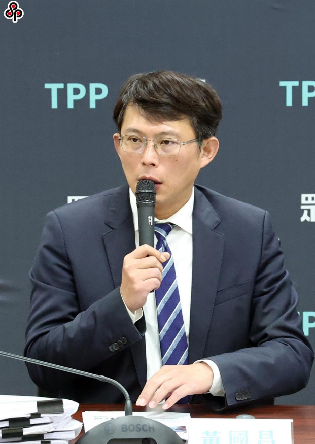 “卓荣泰是胆大妄为、无法无天、违法乱纪。”民众党主席黄国昌说，对于一连串争议，台