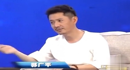 有一次，陈宝国在剧组拍戏结束后，看到了桌子上的盒饭。他刚要拿起盒饭来吃时，就气冲
