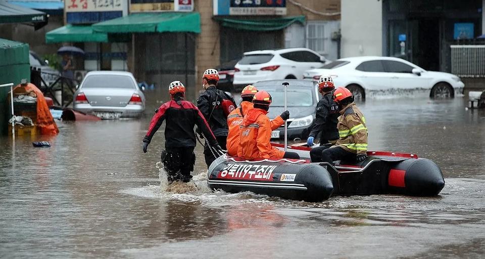 水灾是人为不当会怎么处罚？雨季来临，各地出现洪灾。。。那么洪灾是自然灾害和人为灾