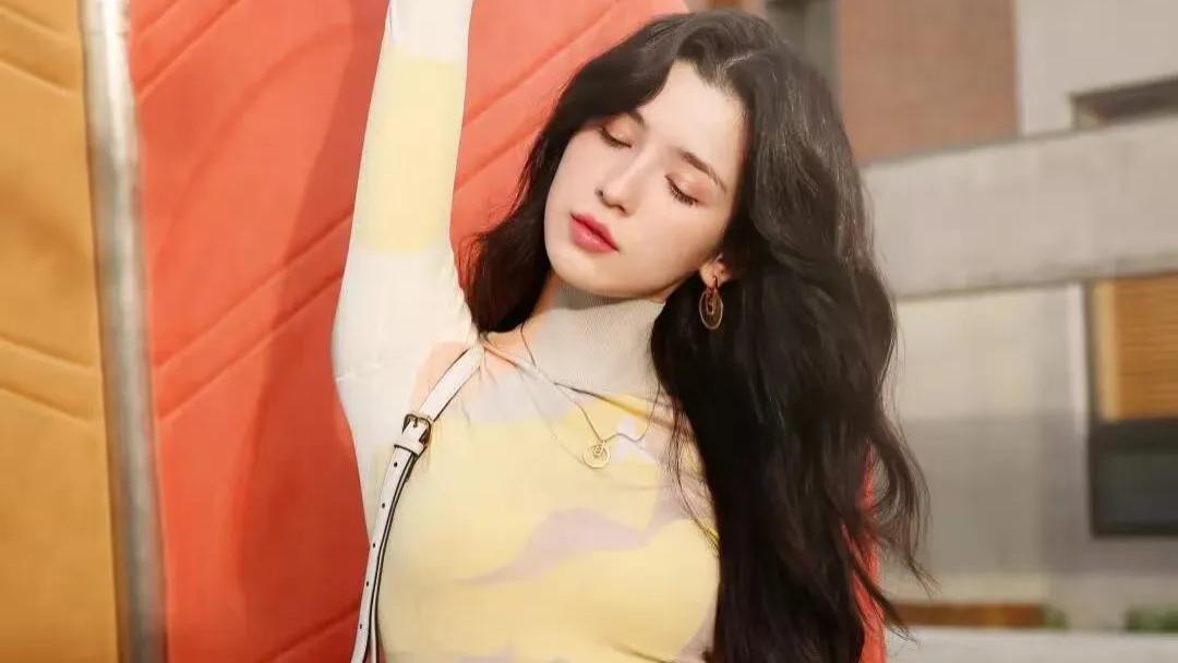 哈尼克孜高领撞色连衣裙封神！纯欲魅力勾勒性感身材曲线