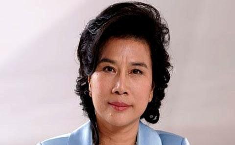 2014年，董明珠当上格力的董事长后，第一件事就是把代言人成龙换掉，记者问: