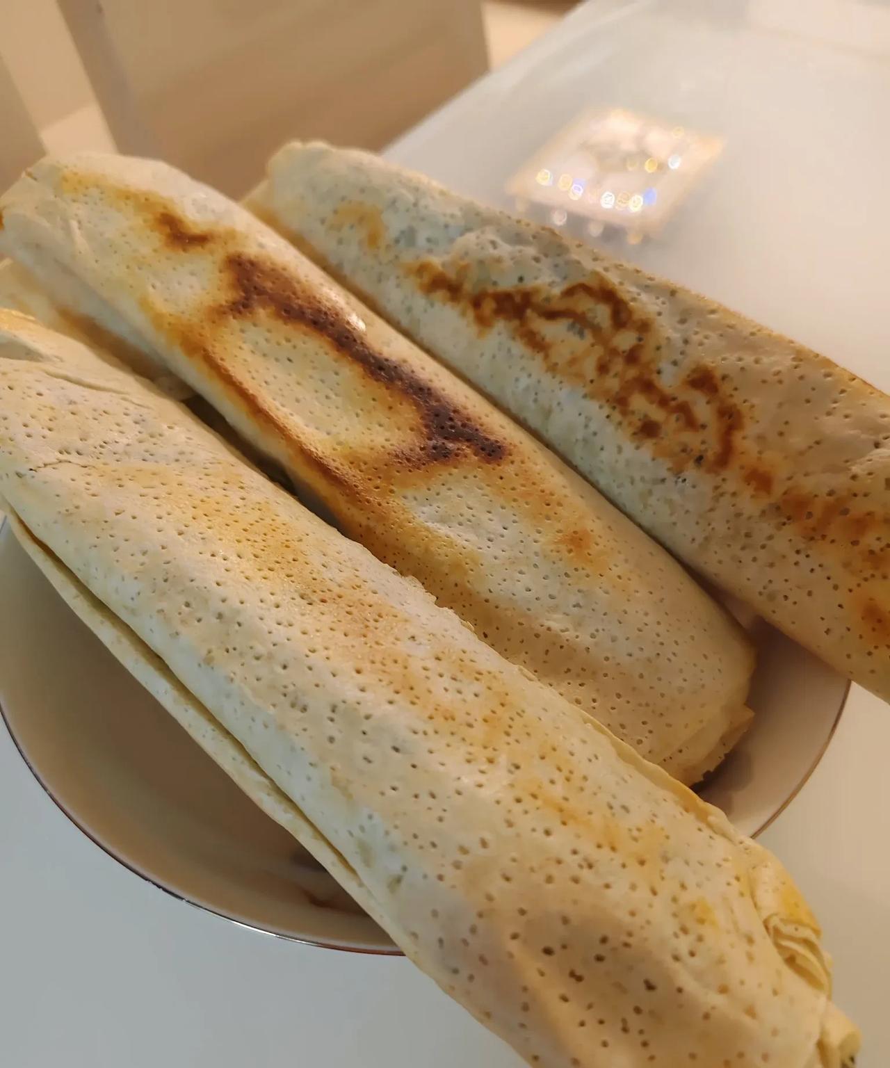 今天下班，打开家门，一股香味扑面而来。饭桌餐盘上，摆着三个刚刚做好的塌煎饼。
家