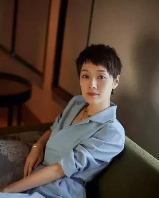 马伊琍说：“所谓的出轨，就是玩腻了爱自己的人，转而去玩别人玩腻的人。玩来玩去，不