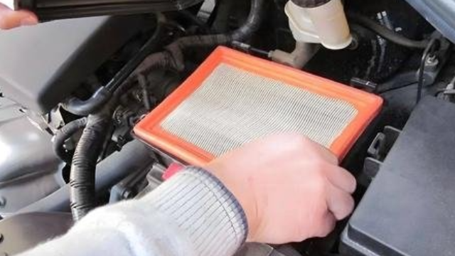 汽车空气滤芯多久换一次？油耗飙升伤发动机