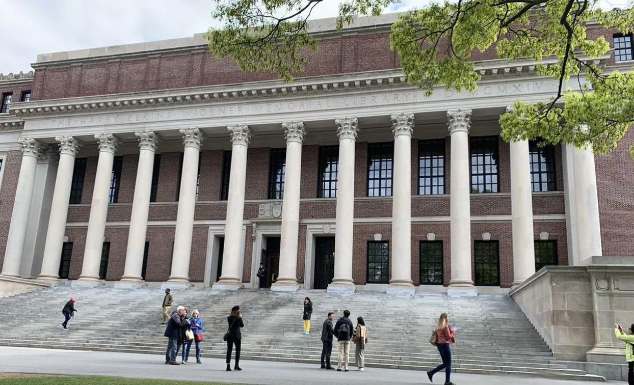 想不到吧！老特又把手伸向了哈佛大学！
老特取消了哈佛大学招收国际学生的资格，还要