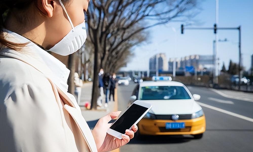 为什么现在的人宁愿在马路边等网约车，也不愿意坐出租车？
你有没有过这样的体验，在