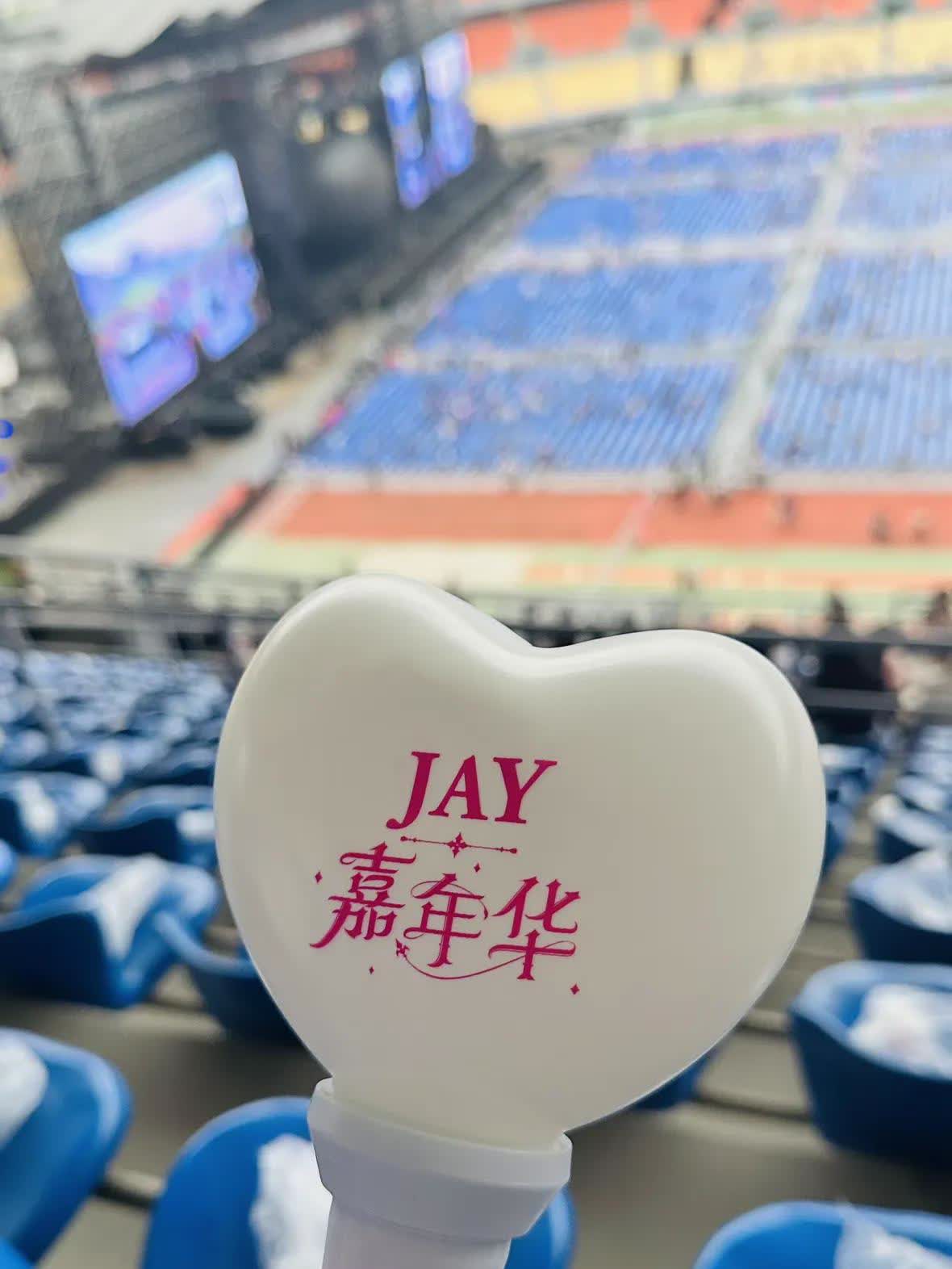 周杰伦香港演唱会现场居然真多空座，难道天王也不行了？
就在近日周杰伦香港启德演