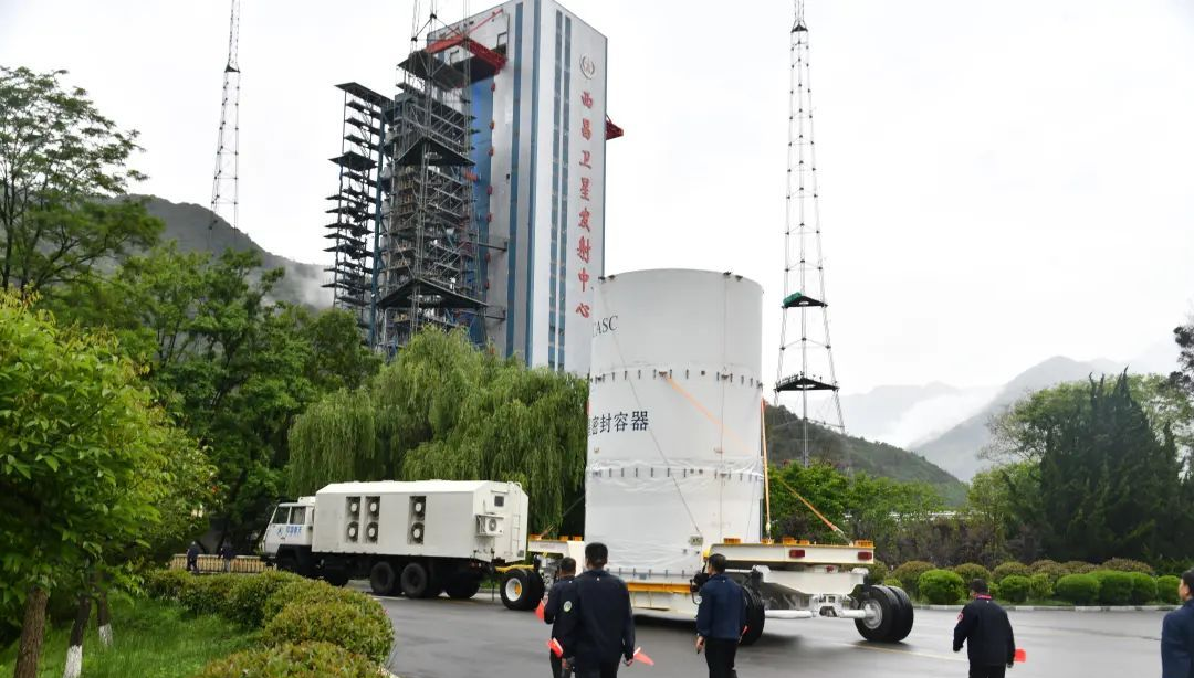 看，我们的天问二号来了！  
今天（18日），天问二号探测器在西昌完成了总装测