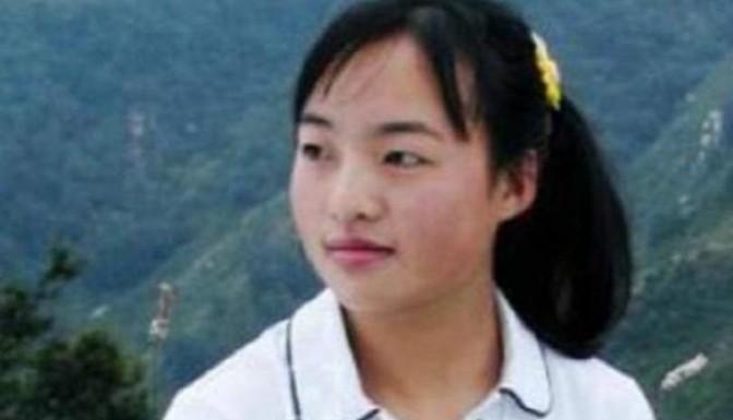 1999年，张艺谋捧红了农村女孩魏敏芝。拍完戏后，魏敏芝想当明星，张艺谋却不同意