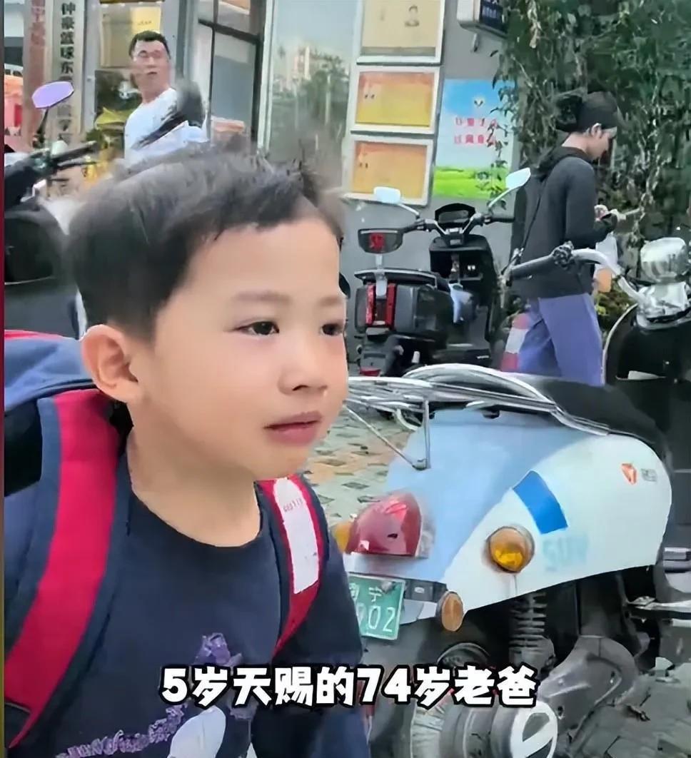 年仅5岁的小天赐变化真的是太大了！现在的她懂事的让人心疼。
74岁的天赐爸爸送天
