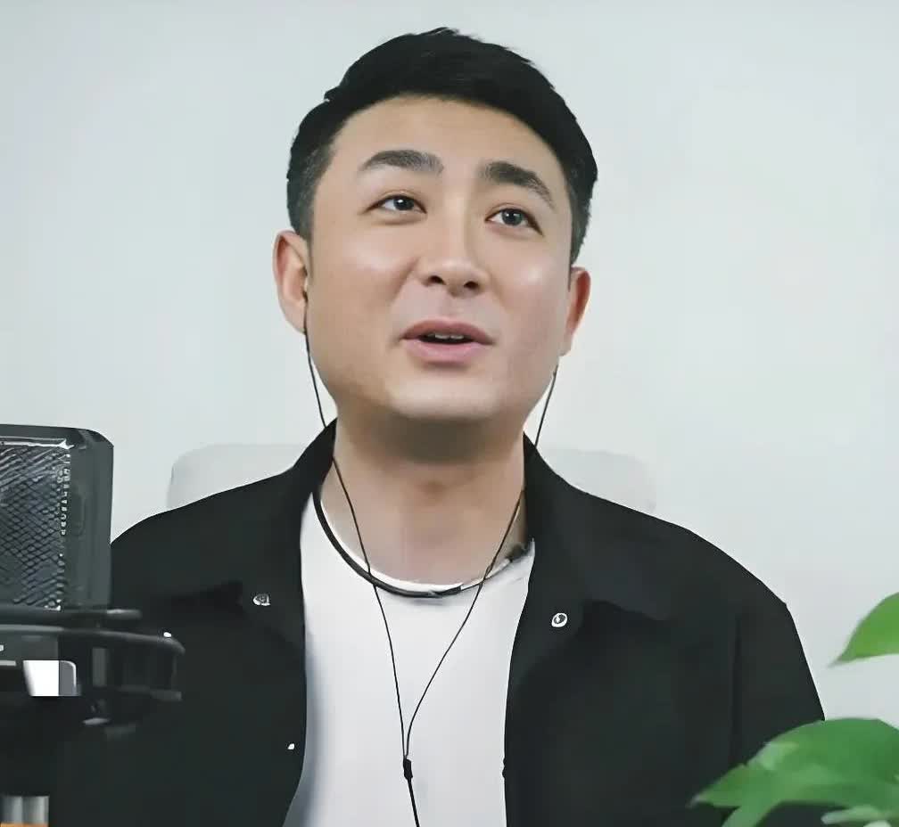 侯耀文高徒直面争议，感恩哥嫂相帮！
前日，刚刚胜利完成主持工作的郭晓小，面对网