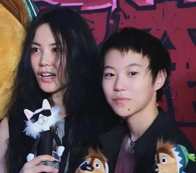 对比一下王菲女儿窦靖童，
你就会发现沈佳润能在韩国出道，
不是因为她爸是小沈