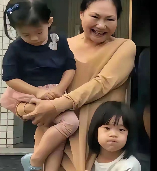 不得不说，

大Ｓ真的把小玥儿教育得很好，

你看这么小的孩子，

都知道要把脚