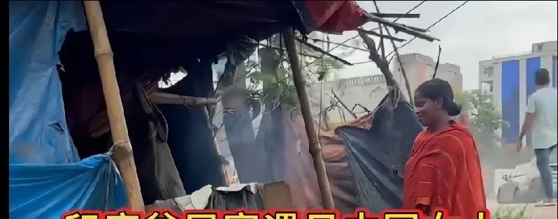 姑娘在印度贫民窟太惨了











天呐！一个中国女孩，竟然带着孩子住