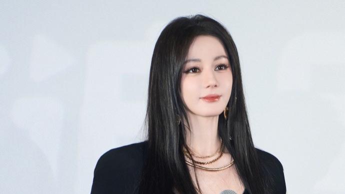 时尚女王迪丽热巴：穿搭成艺术品，这才是内娱时尚的天花板