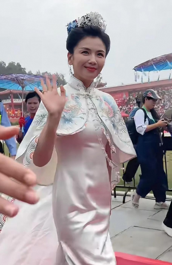 46岁刘涛现身妈祖诞辰大典，一袭白袍美如妈祖本尊