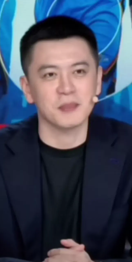 前不久辽篮主帅杨鸣在接受采访时，被问道今年夏天球队是否会有重大交易，杨鸣说：每年