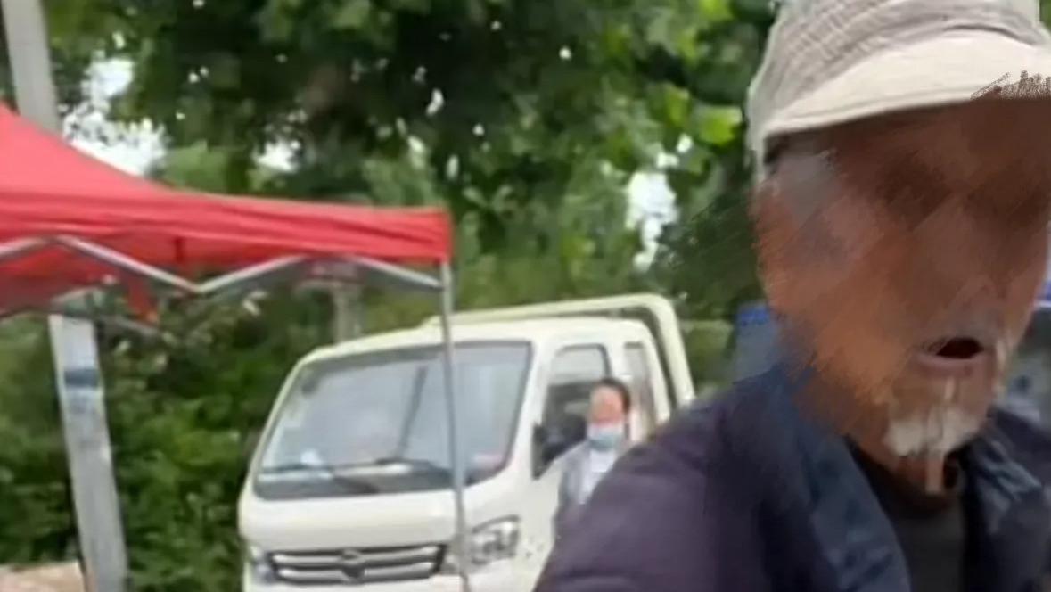 老大爷街边卖桑葚，担心价格贵主动降价让人感动