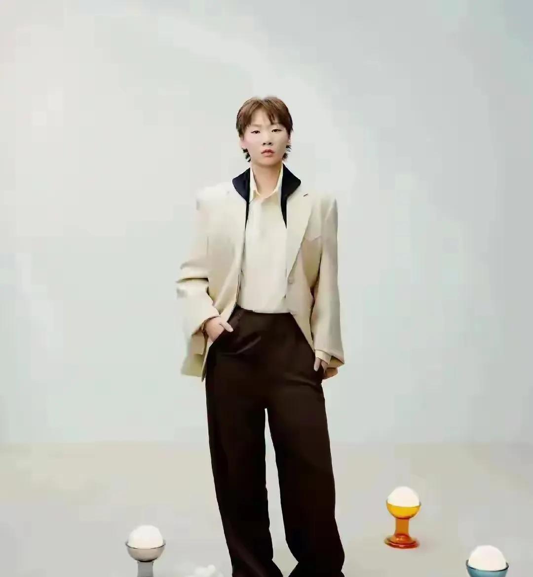 王曼昱荣登这本杂志封面，高冷范儿不输娱乐明星！
王曼昱的造型很耐看！毕竟身高优势