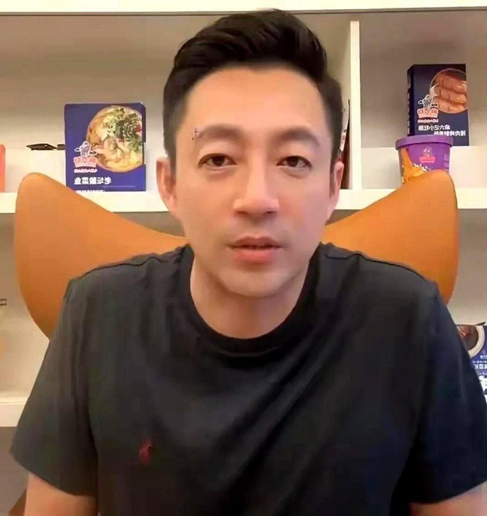 端午节期间，汪小菲和徐家又上演了一场“暗战”。
汪小菲高调炫耀女儿，开着跑车带孩