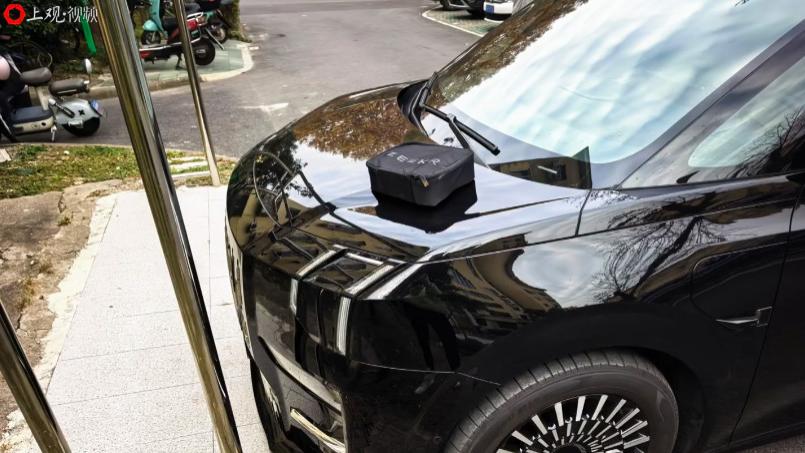 极氪009再陷安全争议，停泊状态突然失控撞上台阶?