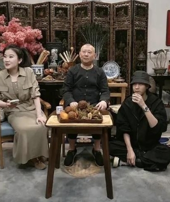 秦霄贤和辛雨锡绯闻曝光后，郭德纲采取冷处理策略，让热度降温。开箱演出时，将秦霄贤